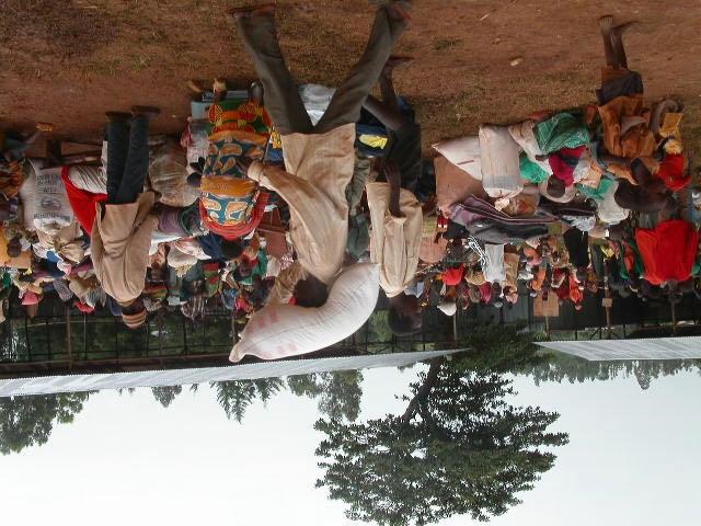 Returnees prepare for their transfer from Gisuru transit centre in Ruyigi to their communes of origin, January 2004.