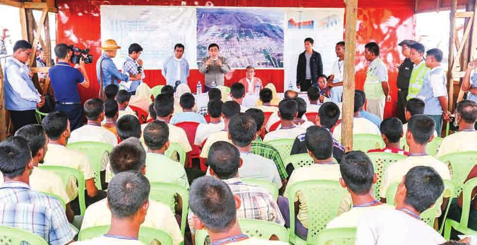 12 NATIONAL 30 MAY 2018 Dr. Win Myat Aye travels to Hla Pho Khaung transit centre Union Minister for Social Welfare, Relief and Resettlement Dr.
