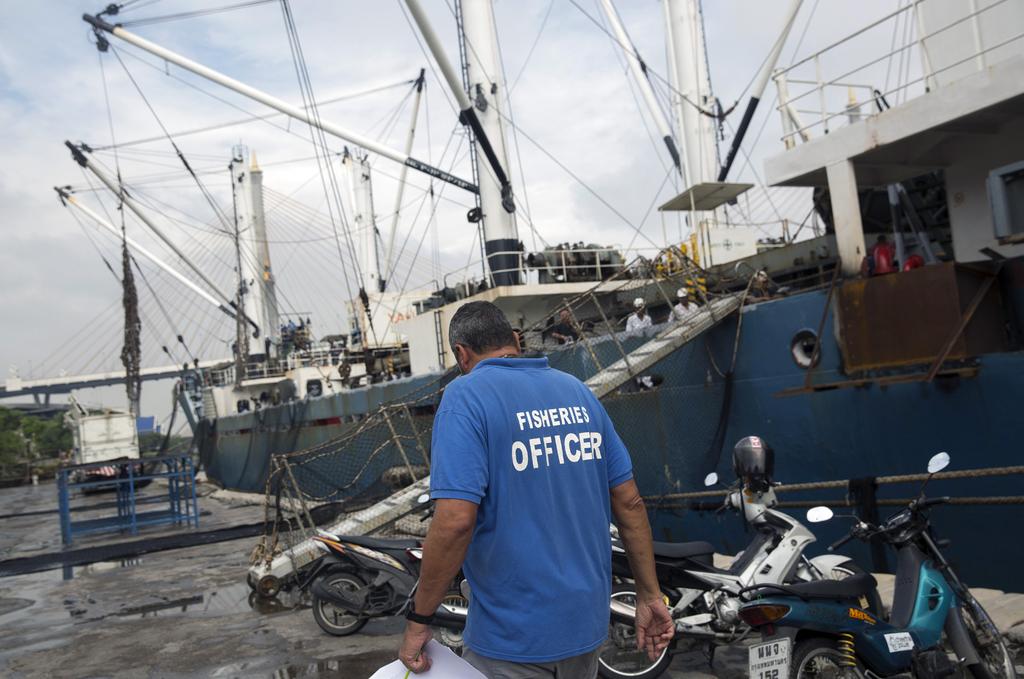 Luke Duggleby/Redux/The Pew Charitable Trusts How port controls help combat IUU fishing IUU fishers rely on a range of tactics and loopholes in national law and procedures to get their product to