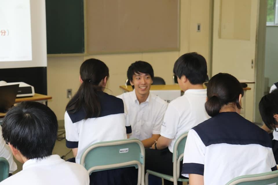 Nagasaki Youth Delegation Visiting Lectures T he Nagasaki Youth Delegation visited schools throughout Japan which requested such a visit, as a part of the delegation s activities after returning from