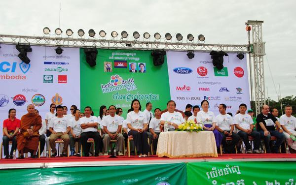 P A G E 7 City Cleaning Program Let s Do It! Cambodia s Information Minister H.E. Khieu Kanharith and his spouse preside over the City Cleaning Program Let s Do It!
