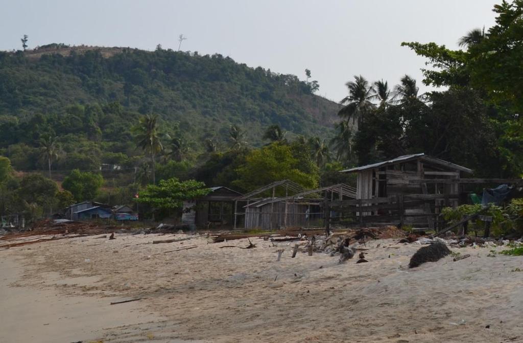 Figure 6: Some of the resistance huts on the beach of Poi Yopon Thorn (72), a member of the Poi Yopon Five, became one of my key informants.
