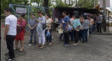 IN THE PRESS: COSTA RICA OPENS TWO SHELTERS TO ASSIST THOSE FLEEING THE CRISIS IN NICARAGUA Queues at the border of Costa Rica with Nicaragua/AFP Costa Rica s Government -with support from IOM and