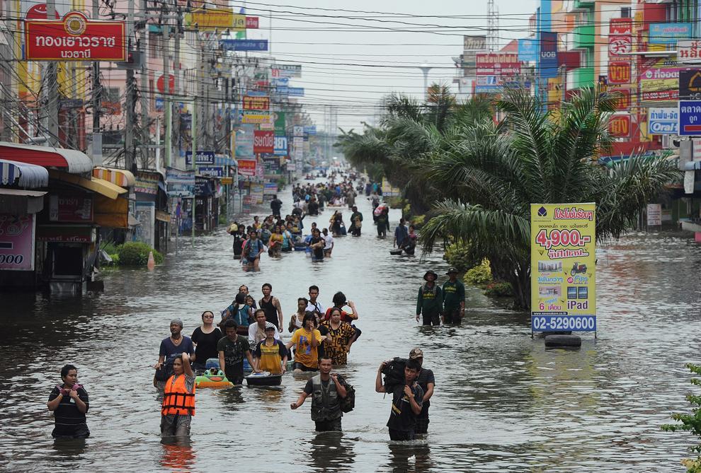 http://www.boston.com/bigpicture/2011/10/thailand_flood_reaches_bangkok.