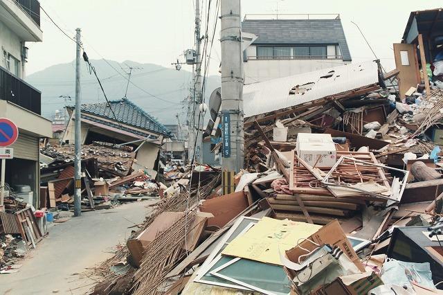 Great Hanshin Earthquake (1995) Severe damage of Wooden Structure Single-Family Detached Housing Vulnerability= Old wooden structure without
