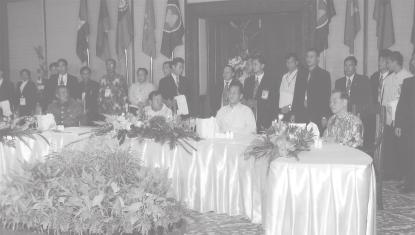 THE NEW LIGHT OF MYANMAR Thursday, 2 December, 2004 11 Prime Minister Lt-Gen Soe Win attends dinner hosted by Laotian Prime Minister YANGON, 1 Dec Prime Minister of the Union of Myanmar Lt- Gen Soe