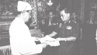 8 THE NEW LIGHT OF MYANMAR Thursday, 2 December, 2004 Senior General Than Shwe (from page 1) Afterwards, the Senior General presented cash donations for the image to Chairman of the board of trustees