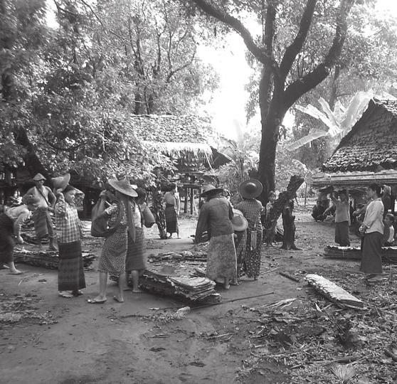 Photo:KHRG Villagers are preparing to take thatch shingles, which is demanded by SPDC troop, to the army camp.