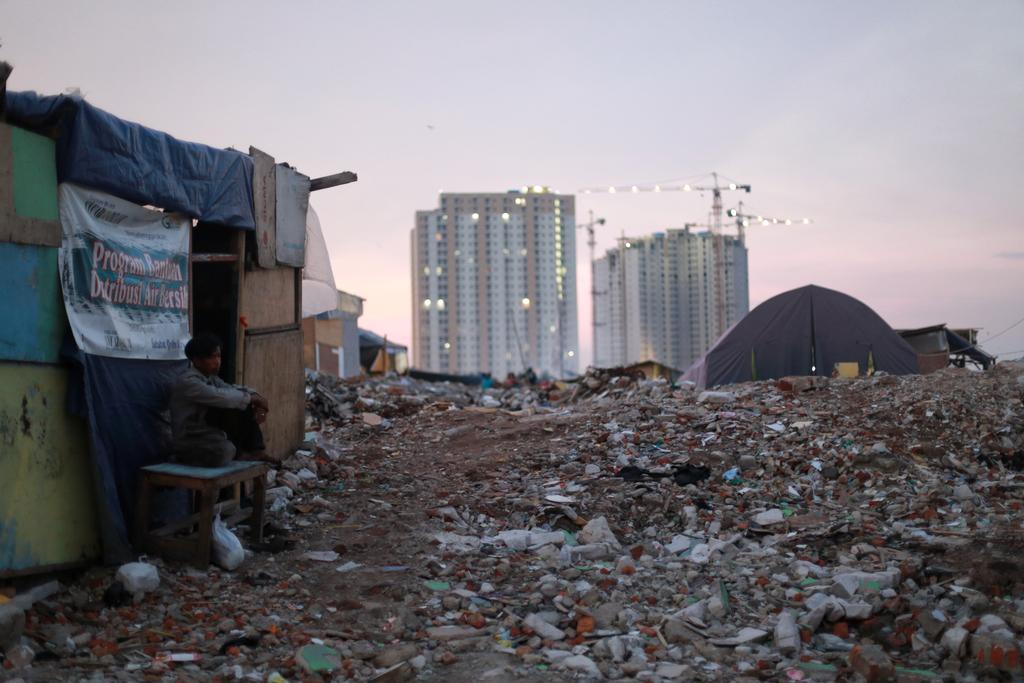 Jakarta: inequality and the poverty of elite pluralism Judging from national and international headlines, Jakarta s gubernatorial election on 19 April represents not just a major turning point for