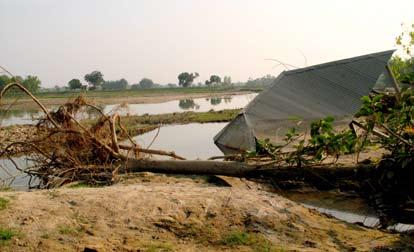 Chapter 3 EXPERIENCES OF THE FLOODS Highlighting the intensity of the 2008 flood damage, particularly to croplands and living areas, this chapter reports how women and men experienced floods.