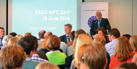 30 Splošno letno poročilo urada EASO za leto 2014 Fotografija 9: Informativni dan urada EASO v Belgiji Junija je bila potrjena varnostna politika urada EASO in dokončno določen varnostni postopek za
