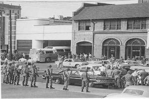 1961: i freedom riders Freedom Rider Bus burned in Anniston, AL.