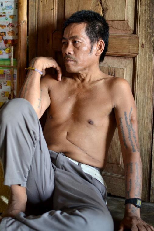 PHON (DAUGHTER) AND NOO (FATHER) Noo recently had an operation to remove a tumour from his stomach. He often feels dizzy and cannot lift any weight, and is therefore unable to work.