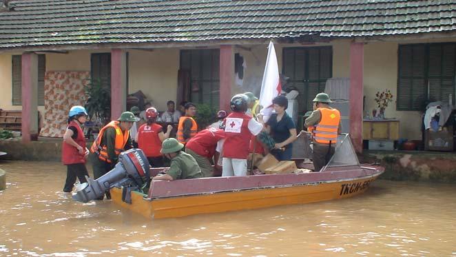 2 222 houses and displacing residents of 7,000 households in two districts. Highways and railways were about two metres under water.