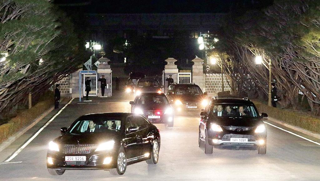 INTERNATIONAL 15 A vehicle (front left), carrying ousted South Korea s former president Park Geun-hye (inset) (center in the car), leaves from the presidential Blue House to her private home in