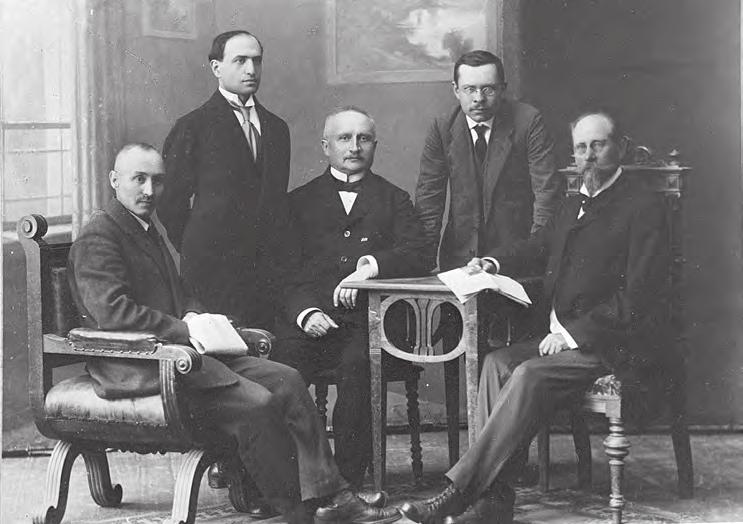 Lea Teedema Tartu linnavalitsuse liikmed, istuvad (vasakult): Nikolai Štšukin, Evald Šteinberg, linnapea Heinrich Luht; seisavad: Sroel-Šolek Kropman ja Karl Pikk.