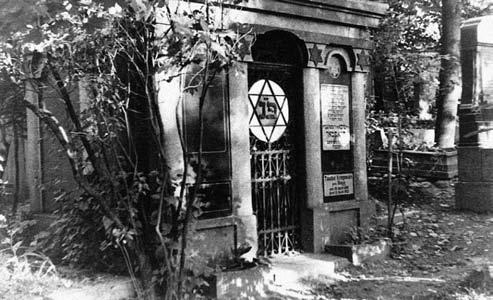 PART III 654 EXECUTION OF ESTONIAN JEWS Tomb in the Jewish cemetery in Tartu.