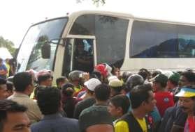 Three busses were stopped by community authorities of Penanti while try to entering the city. Two busses were empty and purportedly waiting to carry out BN party workers who were in the villages.