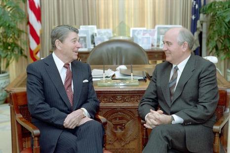 THE WASHINGTON SUMMIT, December 1987 General Secretary Gorbachev came to Washington in December 1987 to sign the INF Treaty documents and to persuade President Reagan to agree a further arms control
