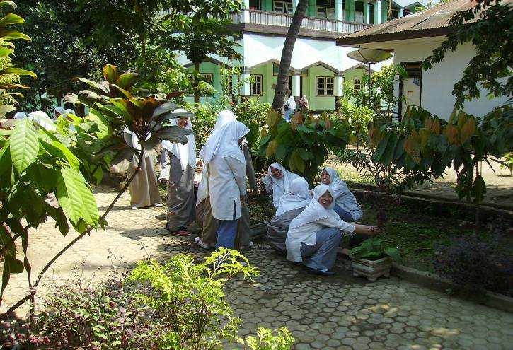 Khalid s Pondok Pesantren Al-Halimy in Gunung Sari, West Lombok, with 1200 students. 381 Picture 3.