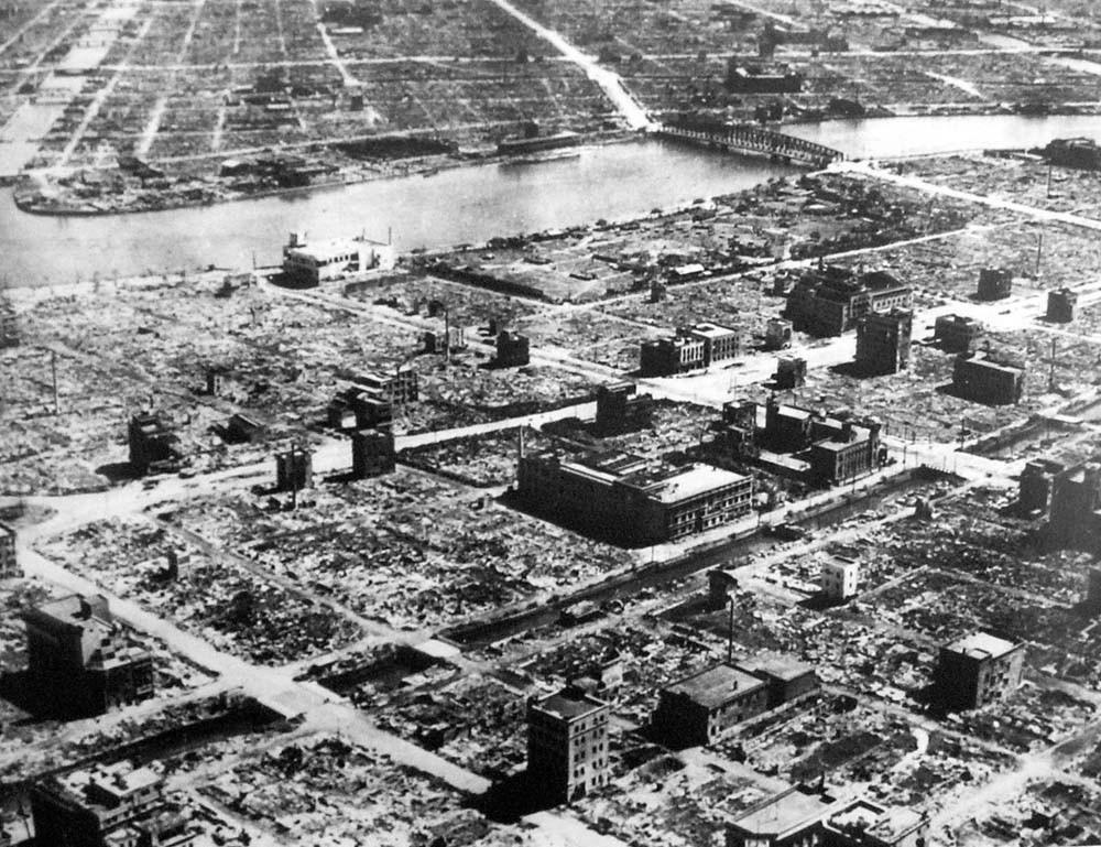 4. Hiroshima* & Nagasaki a. Manhattan Project*--the US effort to build an atomic bomb b.