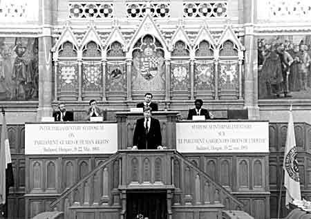 Sümpoosionil osalejad (vasakul kolmandas reas teine Mati Hint) 1 Vt Rahva Hääl, 3. juuli 1993; Avalik kiri. - Rahva Hääl, 30. juuni 1993 (rahvusäärmusluse vastu seoses välismaalaste seadusega).