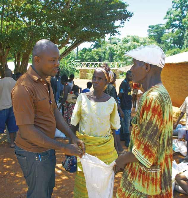 Thomas Gayeplu, one of Oxfam s Emergency Food Security and Livelihoods Team leaders with beneficiaries.