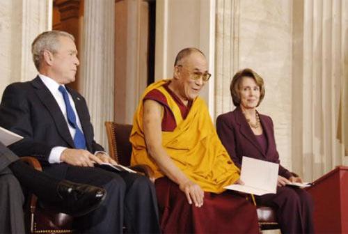 4 / 5 The Dalai Lama with President Bush and Speaker Pelosi during