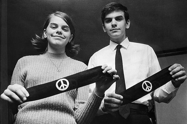 Tinker v. Des Moines 1969 Sam Bonney Background Information: In 1965 three U.S. students wore black armbands to school.