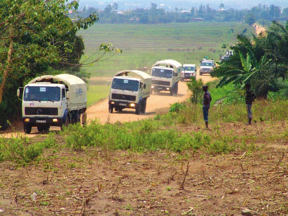 U N H C R / H. VA N B R A B A N D T Finding Durable Solutions A convoy of Burundian returnees from the DRC approaching the Mutumbizi transit centre.