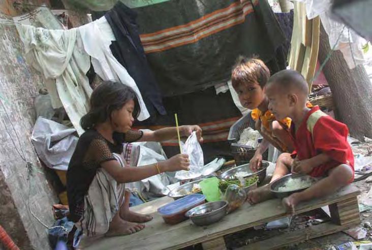 24 News THE MYANMAR TIMES JUNE 10-16, 2013 SPECIAL Housing costs drive families onto streets Families in Mandalay s illegal slum communities see no way forward and neither do the officials tasked