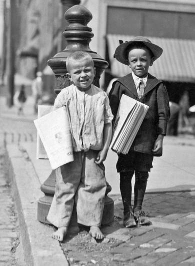 Children at Work Children did many jobs in the late 1800s. Boys sold newspapers and shined shoes on the streets.