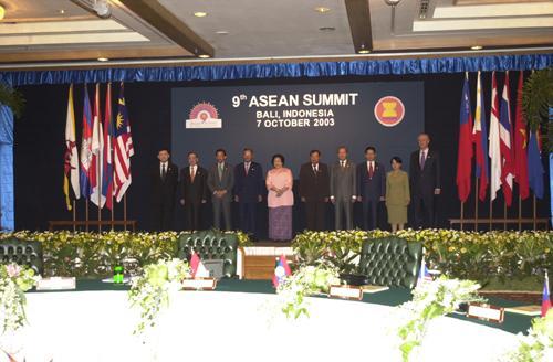 ASEAN Community 2011 ASEAN Community in a Global Community of Nations Bali Concorde I: First ASEAN Summit