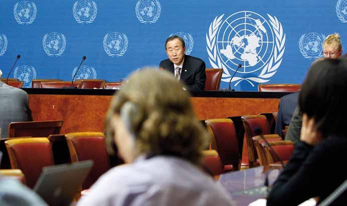 The Secretary-General addresses a press conference at UNOG on 4 July 2009. UN Photo/Mark Garten.