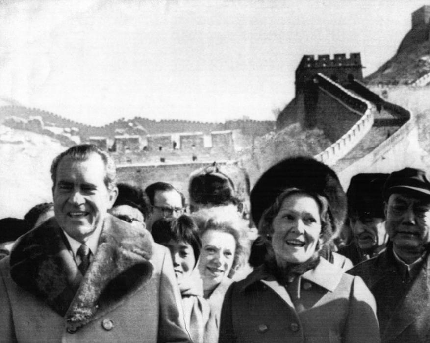P L A C A R D N The End of the Cold War U.S. President Richard Nixon embraced a policy of détente to ease Cold War tensions with the Soviet Union and China.