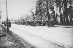 Death Marches Fearing the liberation of the Jews by the advancing Soviet army, in the summer of 1944 Himmler orders the evacuation of the camp prisoners towards the interior of Germany.
