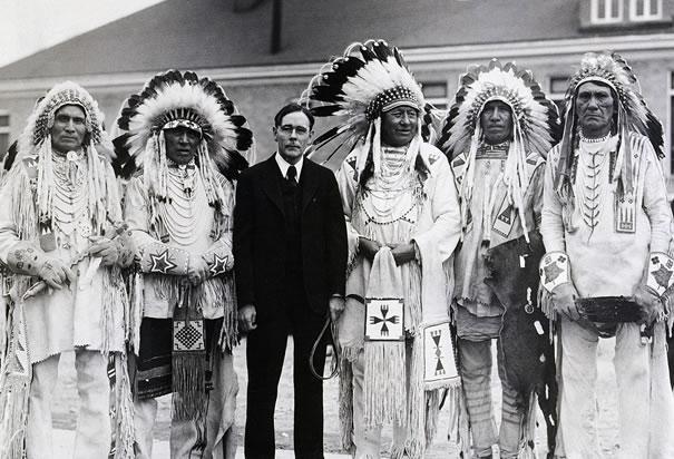 NATIVE AMERICANS Benefitted from New Deal legislation Some job opportunities John Collier Bureau of Indian Affairs Indian