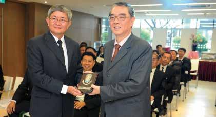 Ambassador Ong Keng Yong receiving a memento from General Wittaya Wachirakul, leader of the visiting delegation from the National Defence College of Thailand, 16 December The success of RSIS Master