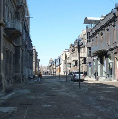 GYUMRI Abovyan Street, one of the historic pedestrianised streets in Gyumri SOROCA Old urban houses on Decebal Street COMUS focuses particularly on the active engagement of