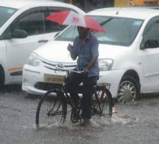 4 mm rainfall. There were heavy traffic snarls at many places like Hazratganj, Alambagh, Narhi, Indira Nagar, Aliganj and Gomti Nagar with office-goers and commuters facing a tough time.