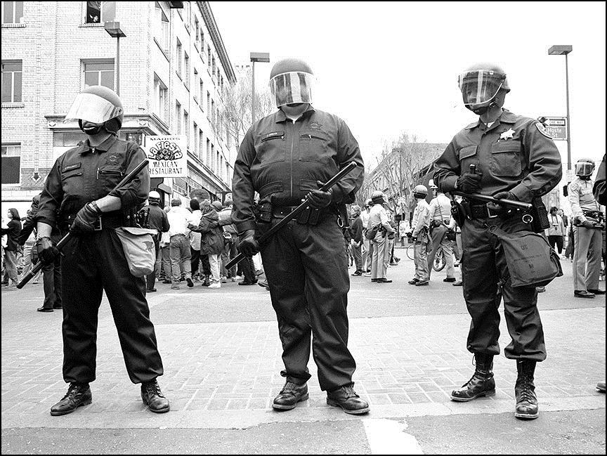 ARTICLE 4, SECTION 4: GUARANTEES TO STATES Riot police move in Section 4: The United States Guarantees