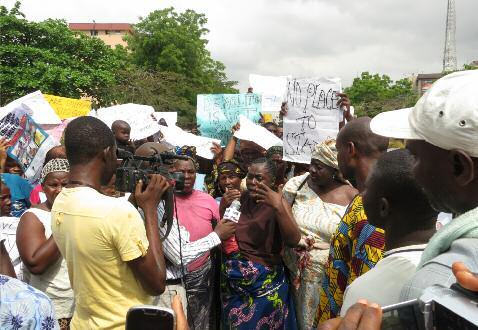20 Social and Economic Rights Action Centre (SERAC) Bimbo Omowole Osobe and other Badia East residents who were forcibly evicted from their homes speak to the media during the protest on 25 February