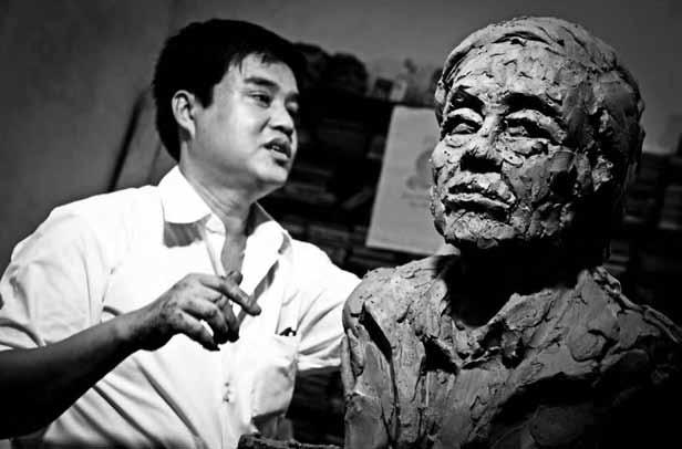 www.mmtimes.com the pulse 45 Sculptor, U Kyaw Kyaw Min works on a clay sculpture of U Win Tin. Photo: Zarni Phyo a counsellor who told her that she could go on living.