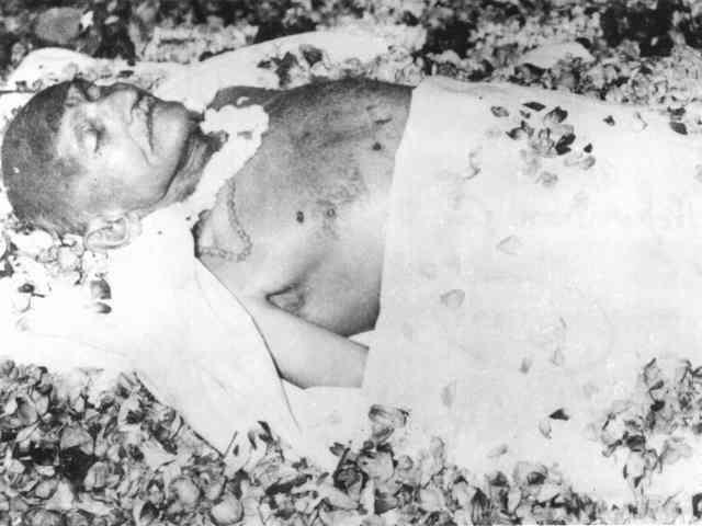 Gandhi Dies Gandhi was assassinated in 1948 It was the 6 th attempt on