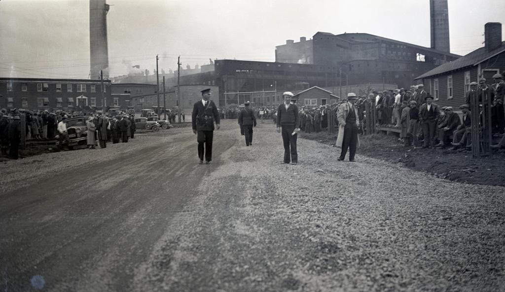 The Union Movement in the Early 20 th Century Horn Mine workers strike (aka the Foreigner's Strike ) Rouyn-Noranda, Quebec - 1934 Source: Vitual Museum-Community Stories.