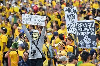 56 Picture 4.1 Bersih Rally Attribute S o u r c e : T h e D i plomat 2. Song On the other hand, Bersih 2.
