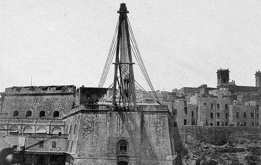 Tuesday May 26, 2015 The Voice of the Maltese 5 Il-Maçina fl-isla... se ssir Lukanda? Il-Maçina fl-isla qabel giet Ωarmata mill-ammiraljat IngliΩ fl-1927.