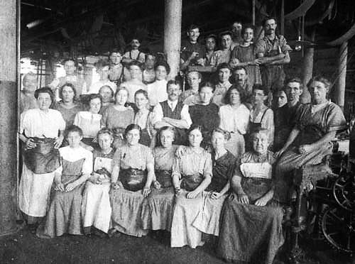 Lowell employed young women ( Lowell girls )