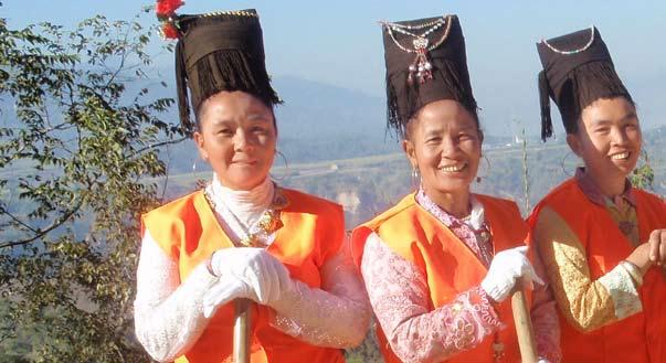2 Women s maintenance group from the A chang ethnic minority group in Lianghe County ABOUT THIS PUBLICATION A pilot project on community-based rural road maintenance by ethnic minority women s groups