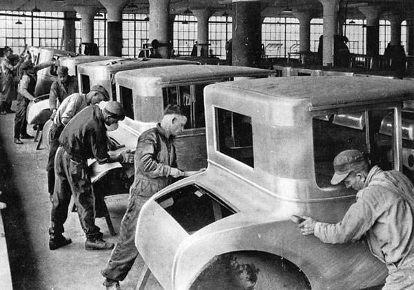 Mass-Production Techniques Key Concept 7.2 (IA) The automobile was the backbone of economic growth.